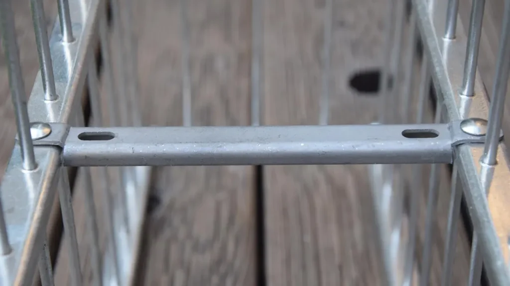 Przykręcany łącznik do gabionów