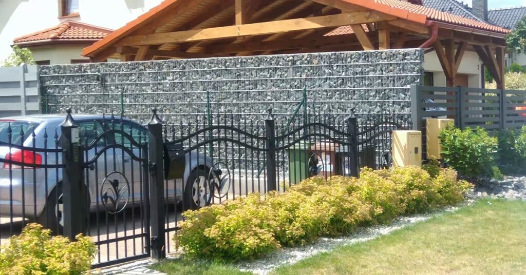 Ogrodzenie gabionowe z koszy wypełnionych kamieniem – nowoczesna realizacja, cennik koszy gabionowych