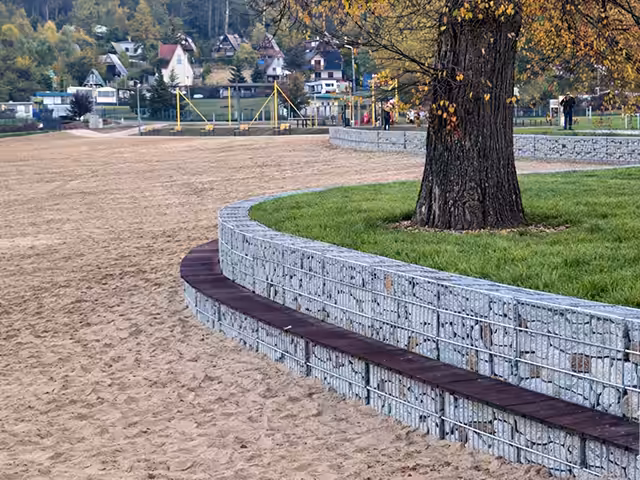 Gabiony aranżacje – mur oporowy z gabionów przy skarpie