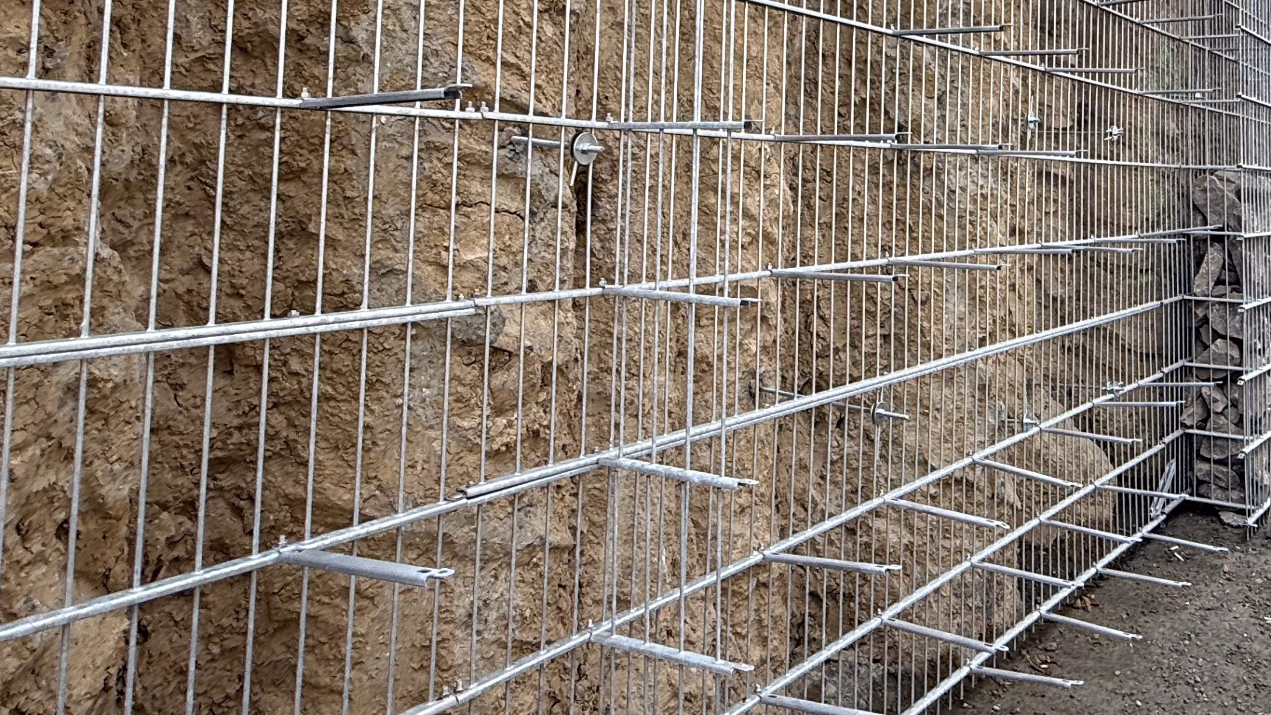 Czy gabiony się rozchodzą lub wyginają? Najczęstsze przyczyny deformacji